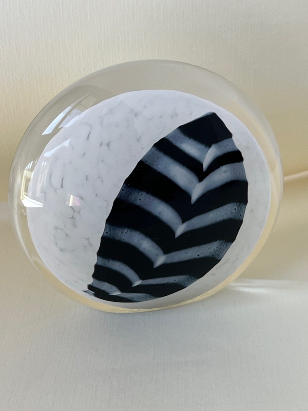 Peter Raos 1999 New Zealand  Art Glass Paperweight Signed Black White Sculpture